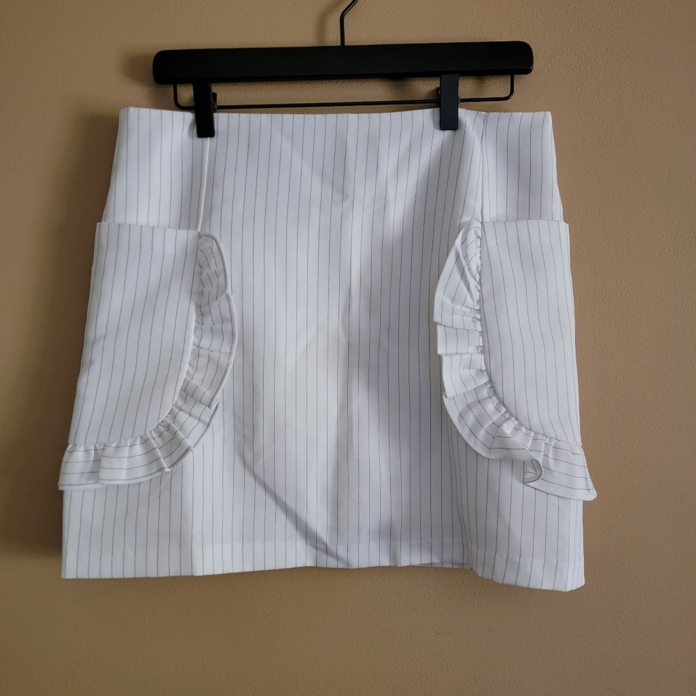 ROMEO + JULIET Couture White & Black Pin striped ruffled Mini skirt NWT Large